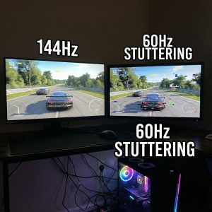 화면에 깜빡이는 그래픽 오류가 보이는 서로 다른 주사율의 두 모니터가 놓인 책상입니다.