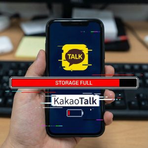 카카오톡 앱 아이콘이 표시된 스마트폰 화면이 지연과 오류를 보이며, 배경에는 저장 공간이 가득 찬 상태 표시줄이 넘쳐흐르고 있습니다.